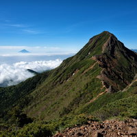 赤岳の岩稜から望む富士山と雲海の絶景の写真