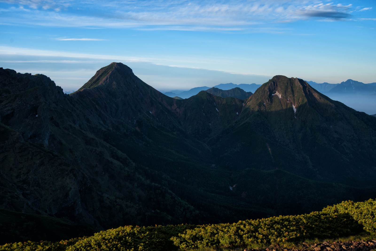 深い渓谷を有する緑豊かな山並みの風景