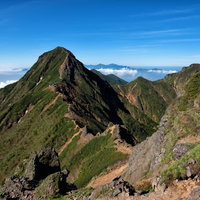 赤岳に続く登山道と稜線が連なる岩場の景観の写真