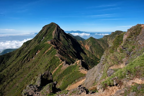 赤岳に続く登山道と稜線が連なる岩場の景観