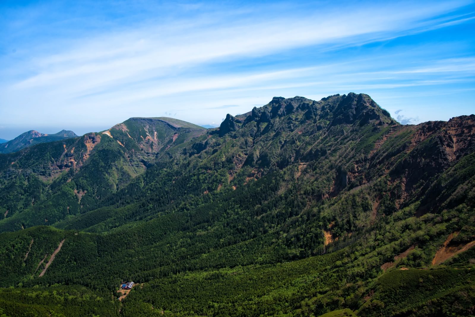 阿弥陀山頂から見た緑の山々と青空の風景