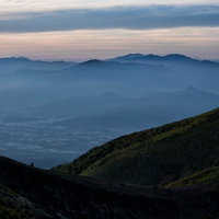 霞に浮かぶ奥秩父山塊の山並み～夕暮れの層状シルエットの写真