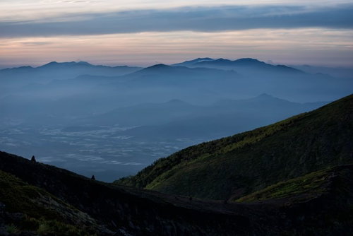 霞に浮かぶ奥秩父山塊の山並み～夕暮れの層状シルエット