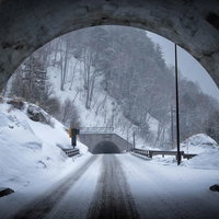 不気味に口を開ける釜トンネル、雪に覆われたアーチ状の入口の写真