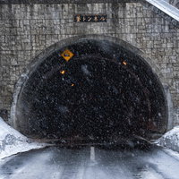 不気味に口を開ける釜トンネル、雪道を塞ぐの写真