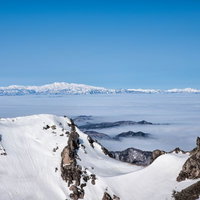焼岳山頂から望む雲海と北アルプスの冬景色の写真