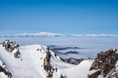 焼岳山頂から望む雲海と北アルプスの冬景色