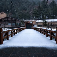 雪が積もる「かっぱばし」の写真