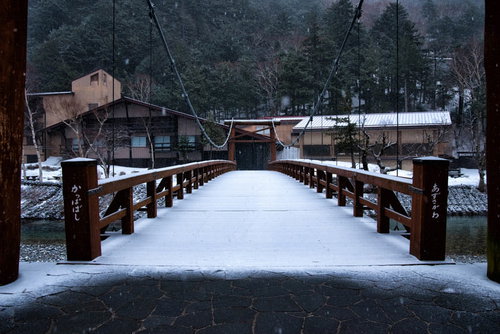 雪が積もる「かっぱばし」