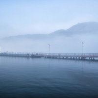キューバのココタクシーと路地を歩く人々の写真