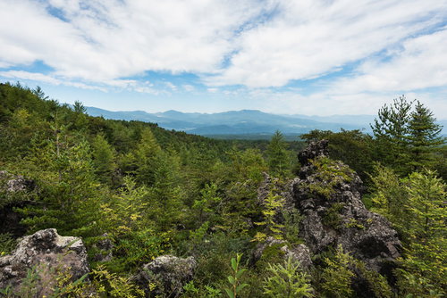 鬼押出しの浅間園から眺める樹海と山並み、溶岩岩場の景観