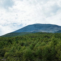 樹海越しに望む浅間山 - 長野原町鬼押出しからの絶景の写真