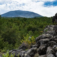 浅間山大噴火の溶岩が凝固した黒い岩場地帯の写真