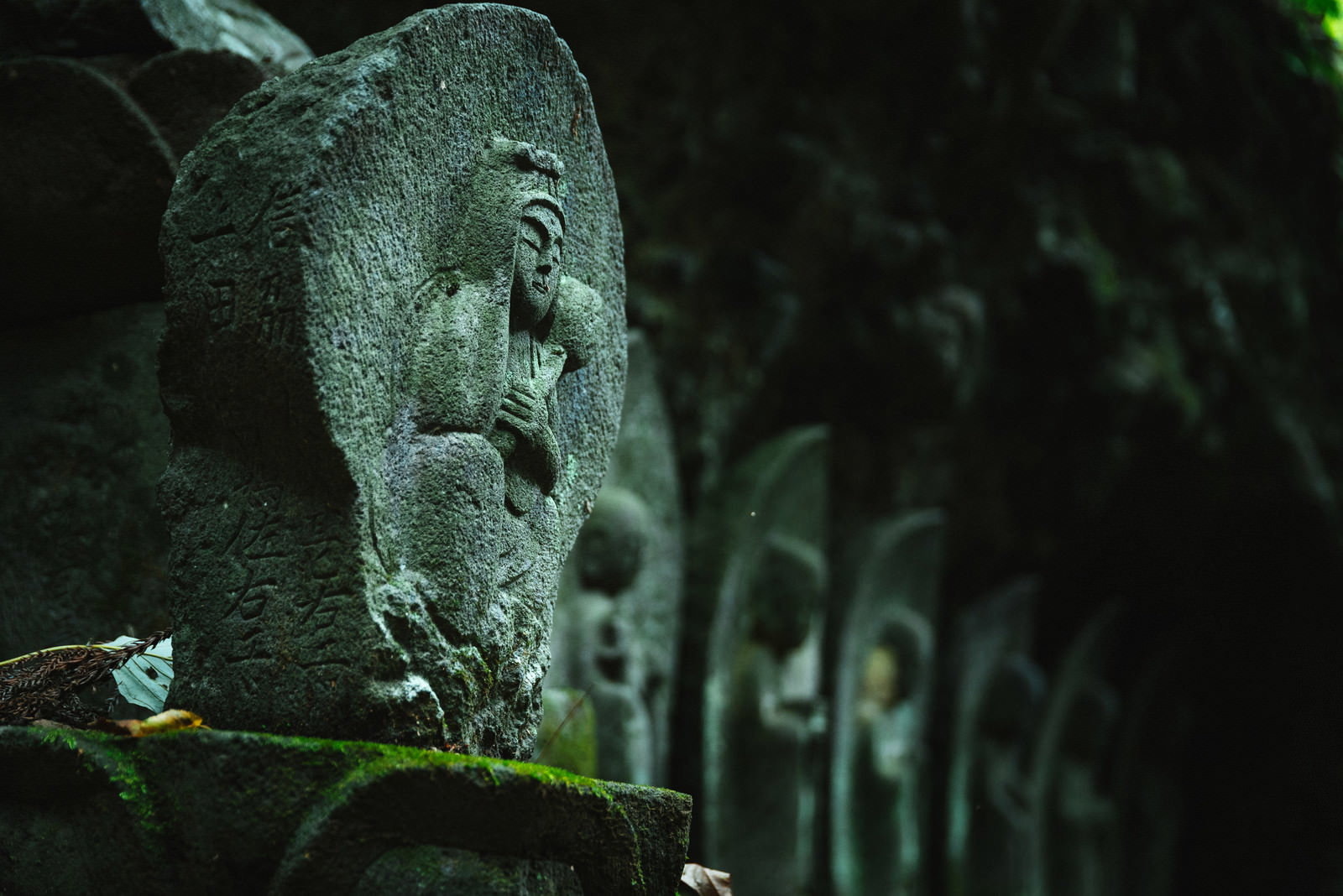 岩窟に並ぶ滝沢観音石仏群の子安観音