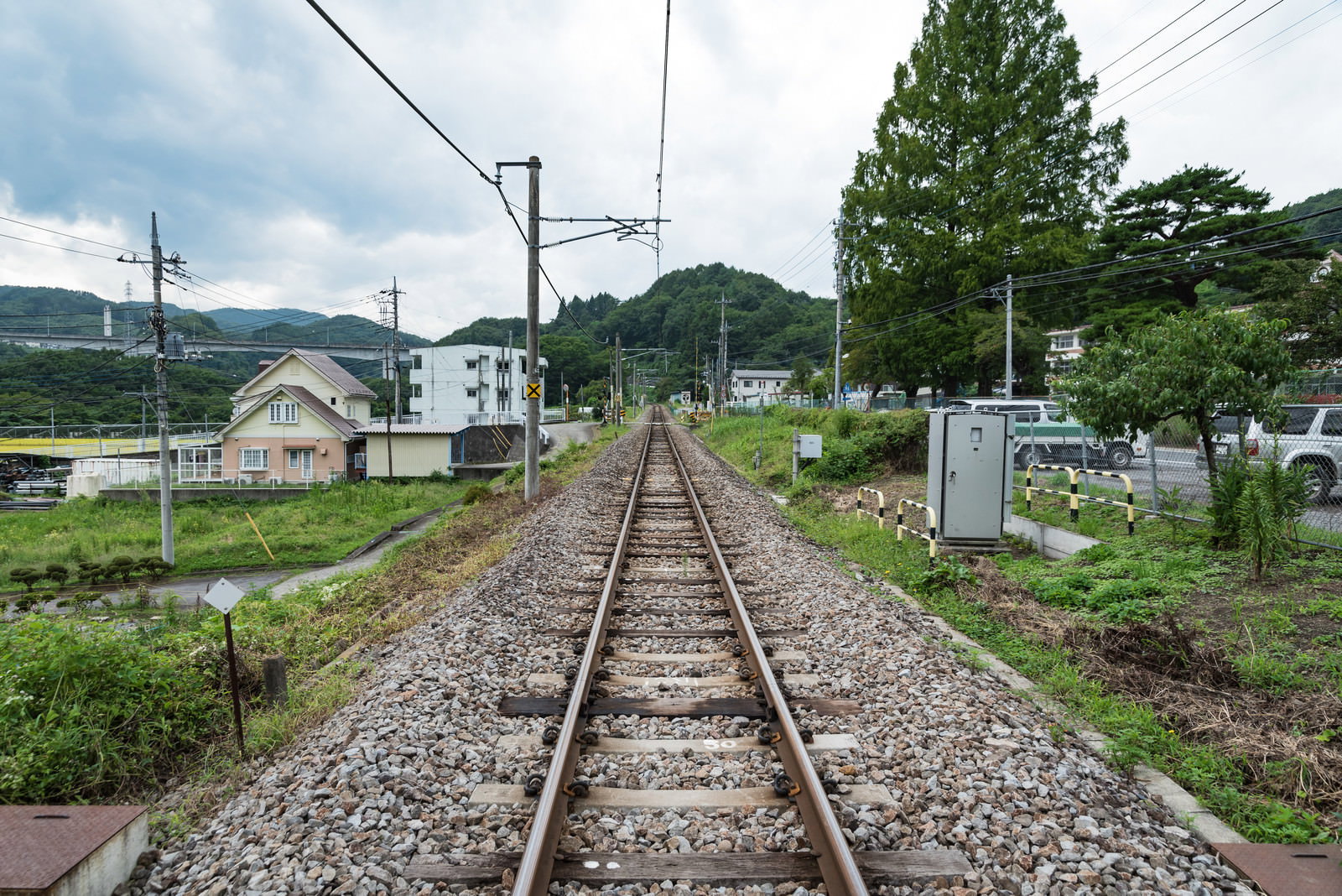 群馬大津駅前のまっすぐに伸びる単線の線路と田園風景