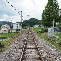 群馬大津駅前の単線線路と田園風景の写真