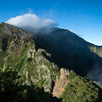 八峰キレットの山の背にかかる雲と影の写真