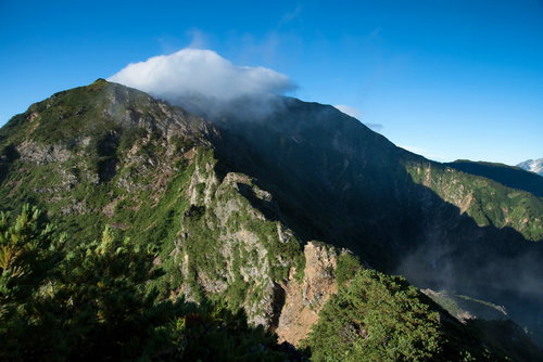 八峰キレットの山の背にかかる雲と影