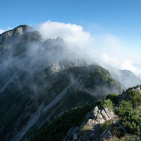 八峰キレット縦走の稜線に沸き立つ雲と青空の絶景の写真