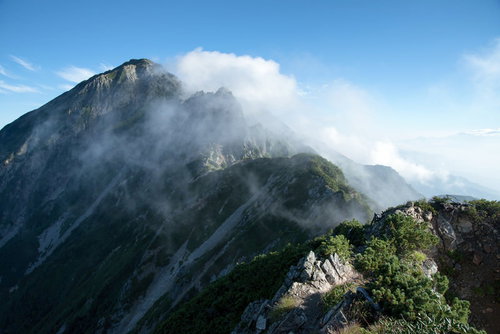 八峰キレット縦走の稜線に沸き立つ雲と青空の絶景
