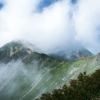 一面の雲にかかる登山道の山荘｜八峰キレット周辺の稜線風景の写真