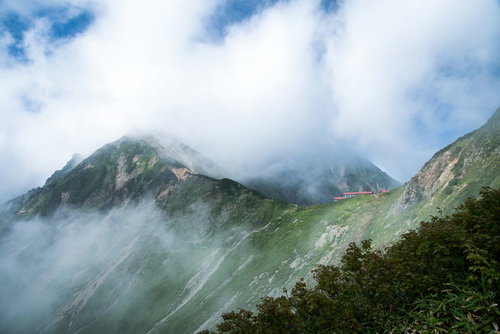 一面の雲にかかる登山道の山荘｜八峰キレット周辺の稜線風景