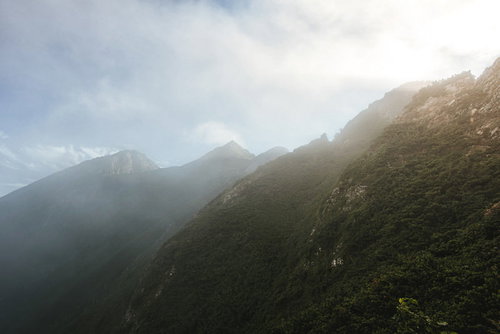 視界不良の山々、八峰キレット周辺のガスと霧