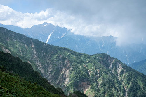 迫りくる雲と三大キレット連峰の登山風景、険しい山々の絶景