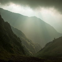 登山道に差す天使のはしご、八峰キレットの薄明光線の写真