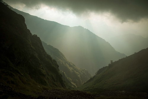 登山道に差す天使のはしご、八峰キレットの薄明光線