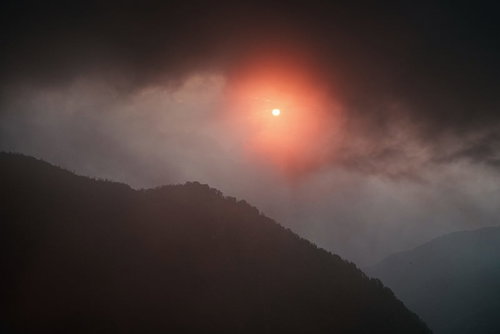 八峰キレット縦走での不気味な赤い夕陽と山のシルエット