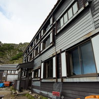 八峰キレット、キレット縦走路の山小屋の窓の写真
