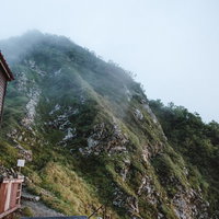 八峰キレット小屋にかかる雲の写真