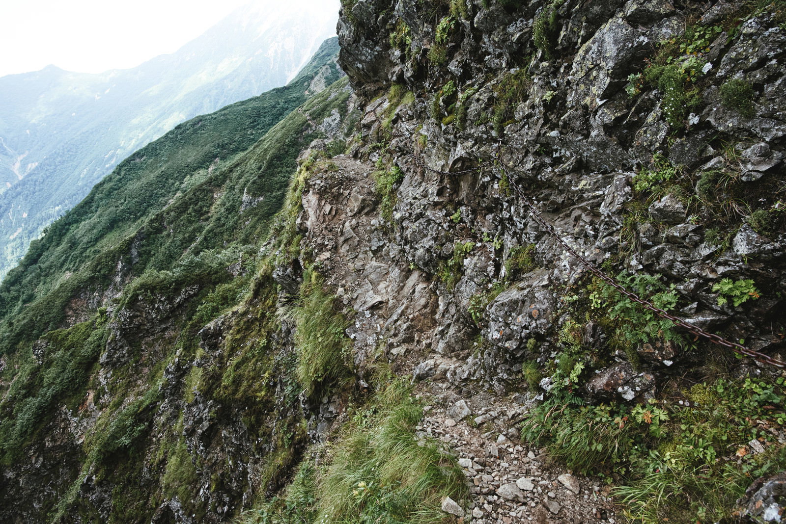 八峰キレットの急峻な岩壁沿いの登山道