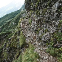 切り立った登山道の鎖場（八峰キレット）の写真