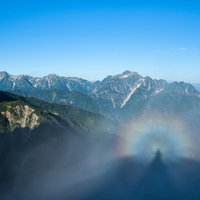 雲海の上に光が差し込み現れたブロッケンの光輪の写真