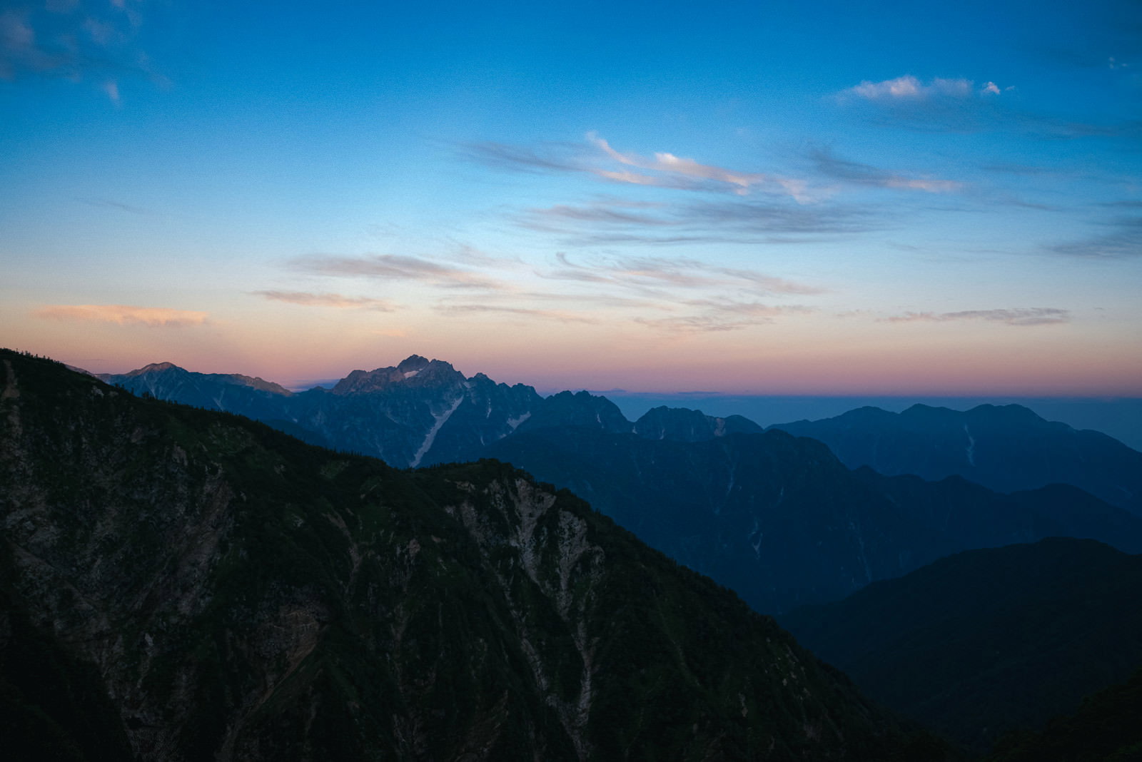 朝焼けの空に浮かび上がる山々のシルエット