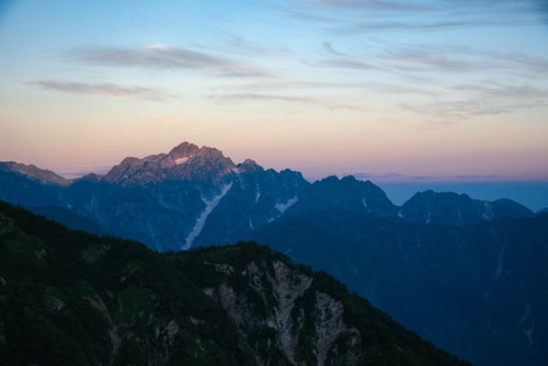 朝焼けに染まる八峰キレット連峰の壮大なシルエット風景
