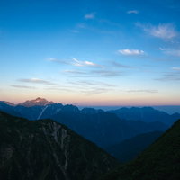 八峰キレットの朝焼けに染まる夜明けの山々の写真