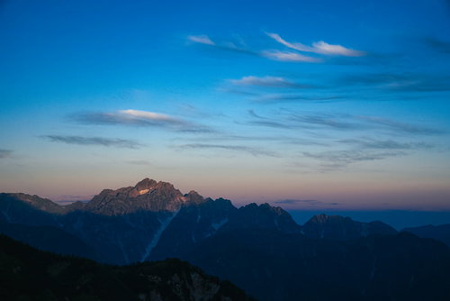 朝日を浴びる山々と朝焼けのシルエット 夜明けの絶景