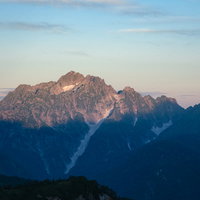 朝日を浴びる八峰キレット付近の連峰シルエットの写真