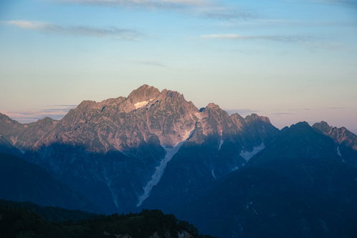 朝日を浴びる八峰キレット付近の連峰シルエット
