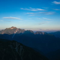 朝日を迎える八峰キレット山頂部分と影、キレット縦走ルートの写真
