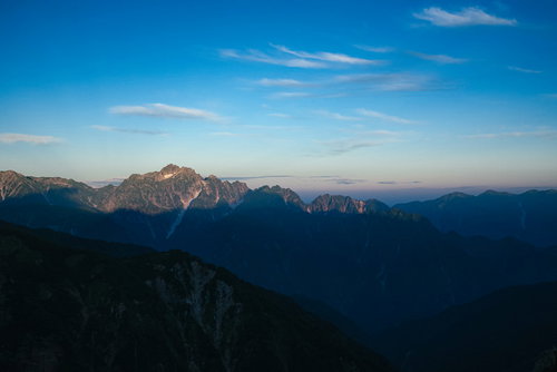 朝日を迎える八峰キレット山頂部分と影、キレット縦走ルート