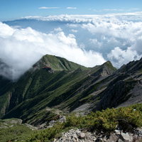八峰キレットの登山道から望む山荘と雲海の絶景の写真