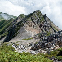 八峰キレットの岩場の登山道を抜けた先にある山小屋の写真