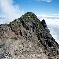 岩稜へ続く登山道、キレット縦走の険しい岩場の写真