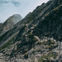 どこまでも続く岩尾根の登山道・八峰キレットの写真