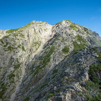 八峰キレット縦走、岩稜が聳える登山道と険しい尾根歩きの写真