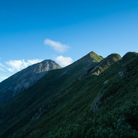 八峰キレット縦走の稜線から伸びる傾斜面と青空の写真